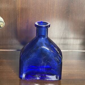 Vintage Cobalt Square Shaped Bottle EUC
4"x1.5"